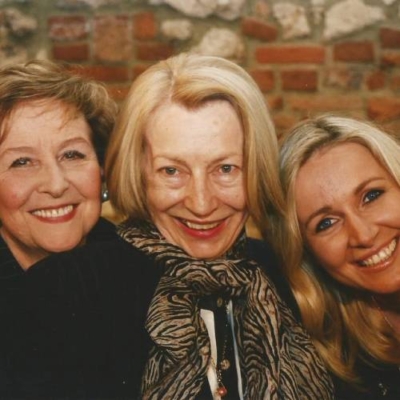 Na zdjęciu od lewej: Maria Nowotarska, Romana Próchnicka-Vogler i Ada Gostkowska w Toronto po premierze „Nic nie zastąpi piosenki”, 14 kwietnia 2002 (arch. prywatne) 